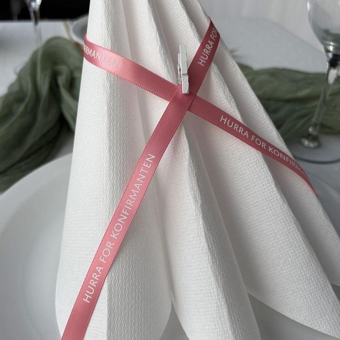 Hovedbilde Pyntebånd: Konfirmanten rosa med hvit tekst 10m